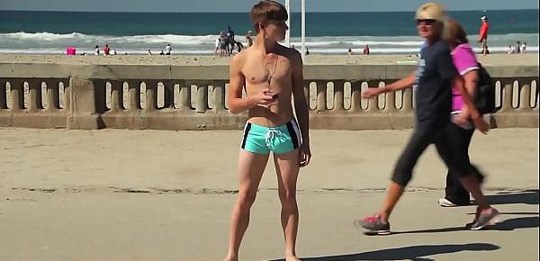  Twink dancing in the beach with speedo bulge  Novinho dançando sunga na praia